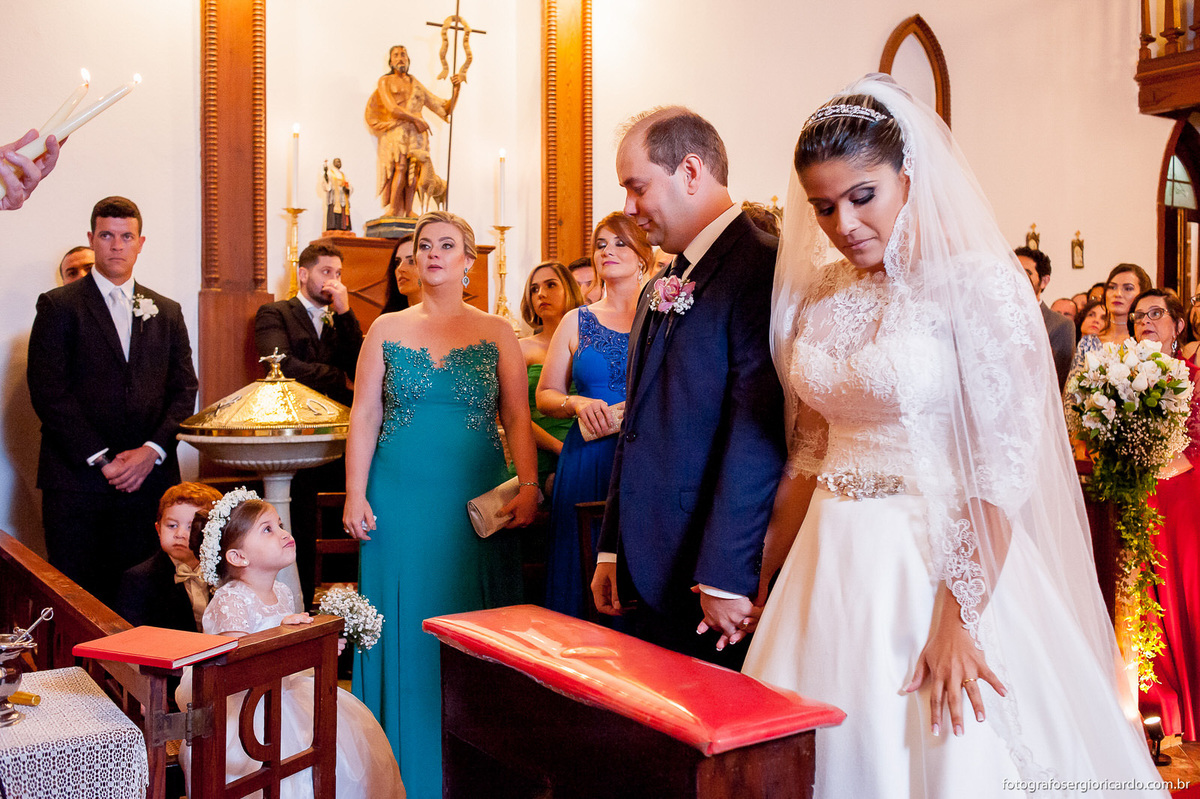 daminha de casamento manda beijo para o noivo