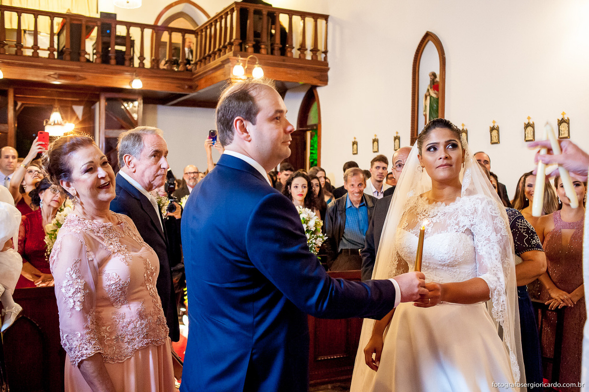 noivos e ritual das velas de solteiros na cerimônia de casamento