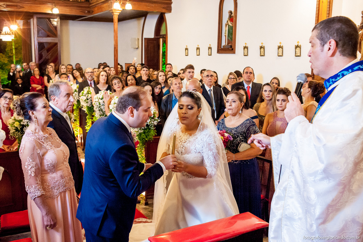 noivos apagando as velas de solteiros na cerimônia
