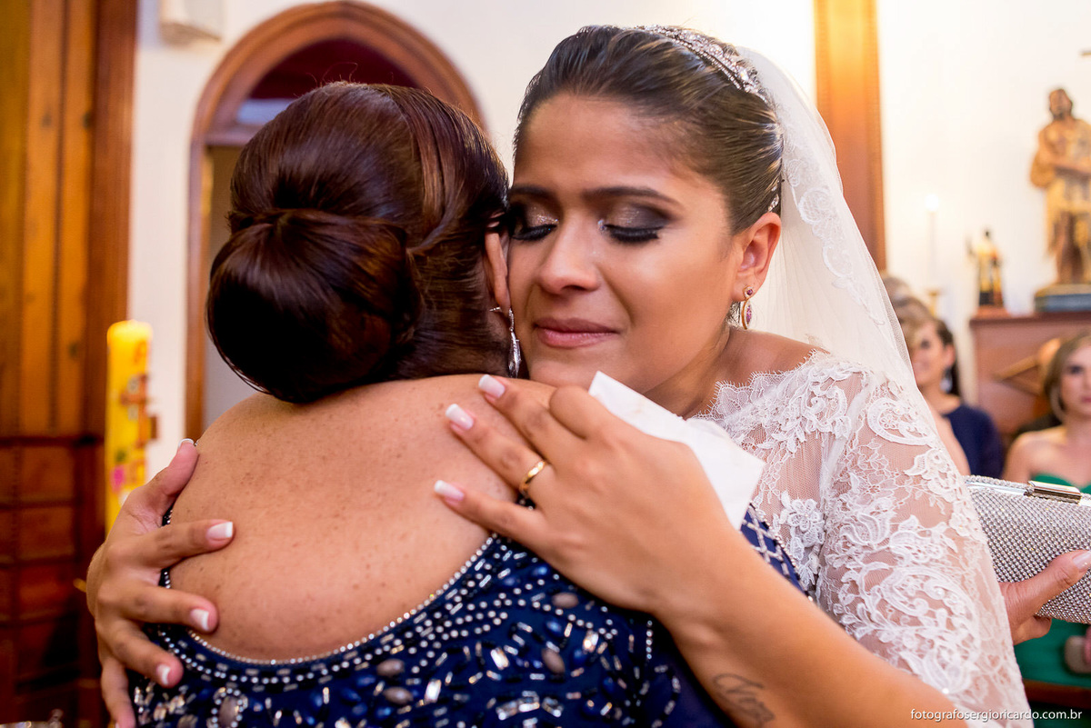 abraço emocionado da noiva na mãe cumprimentos na igreja