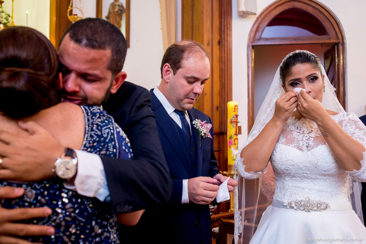 noivos chorando nos cumprimentos cerimônia de casamento