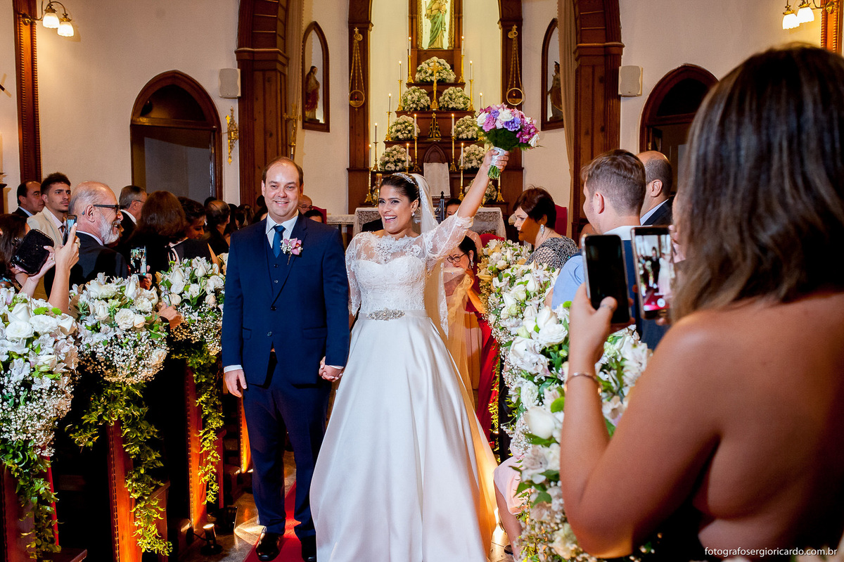 noivos casados na igreja saindo felizes