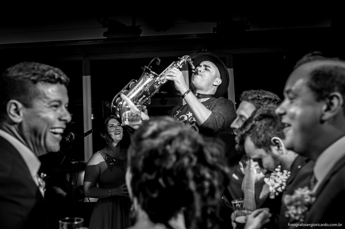 danny sax tocando para noivos e convidados maison paineiras