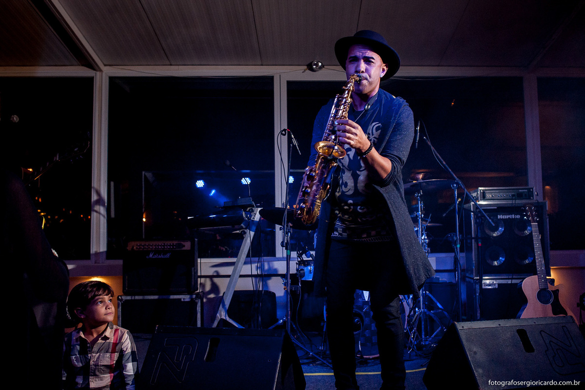danny sax tocando com menino no palco