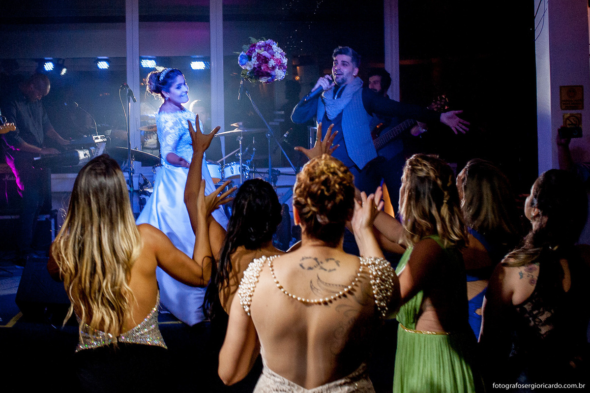 noiva jogando o bouquet na pista de dança maison paineiras