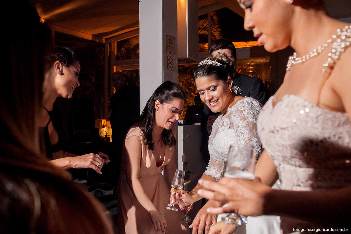 noiva dançando com amigas e convidadas na pista de dança