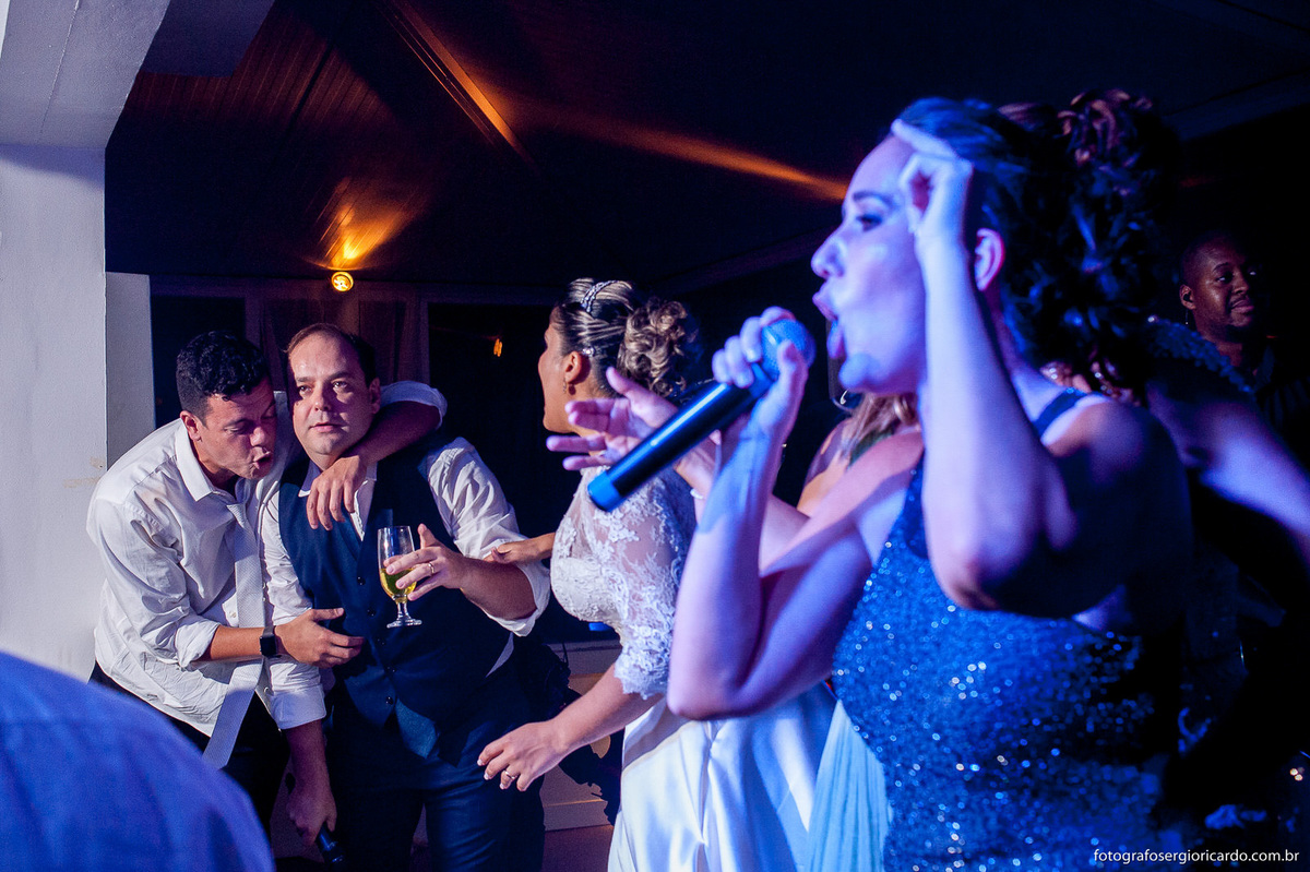 noivos dançando e cantando no palco ao som de sertanejo