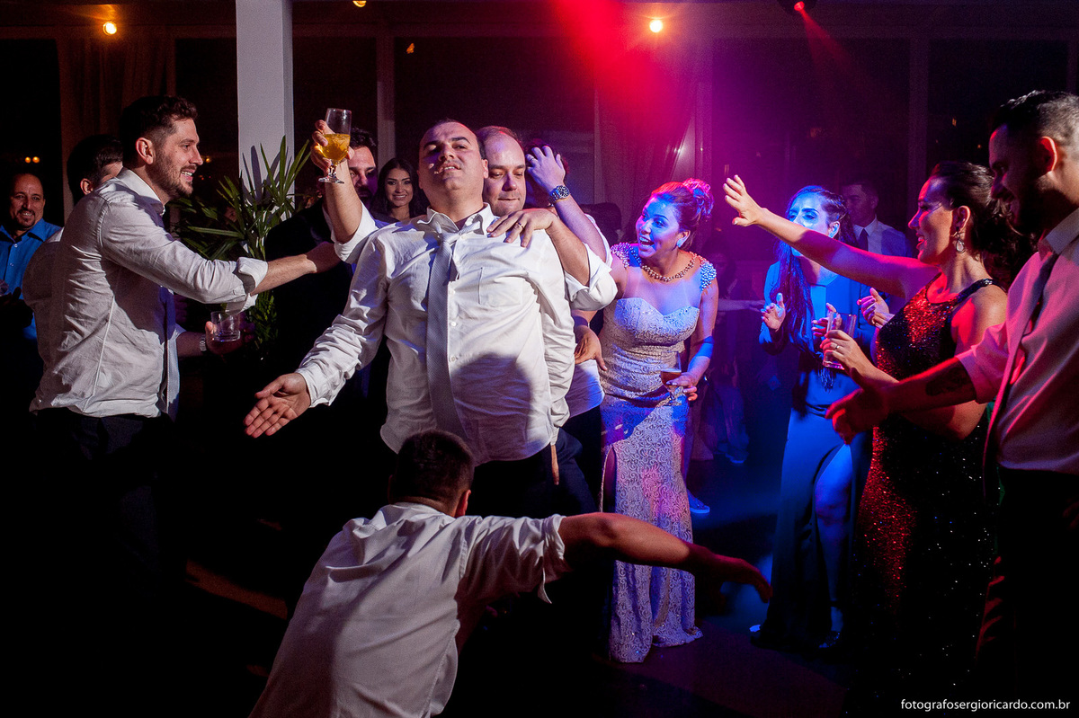 dança dos convidados na festa de casamento