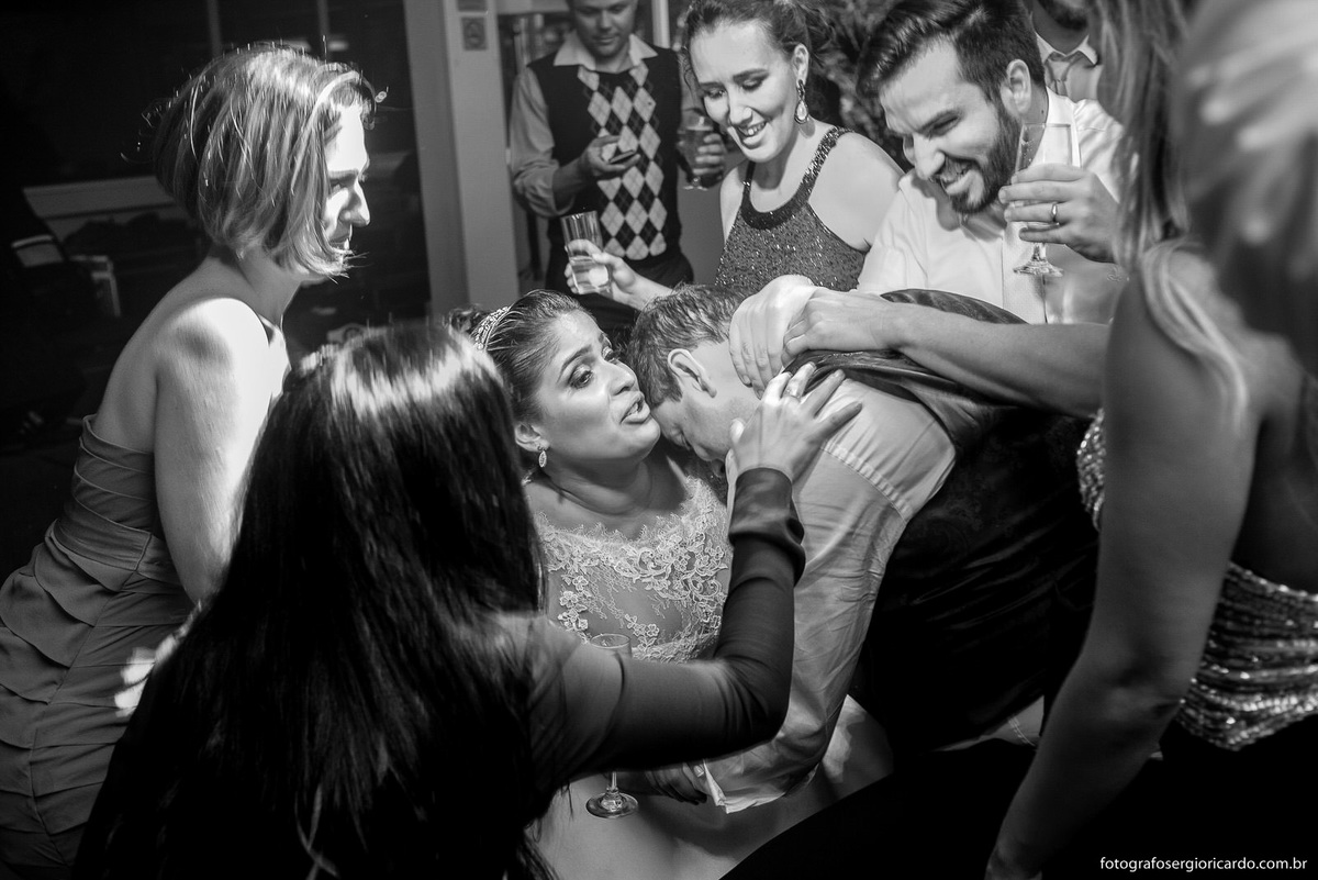 noivos se divertindo com convidados e amigos na festa de casamento