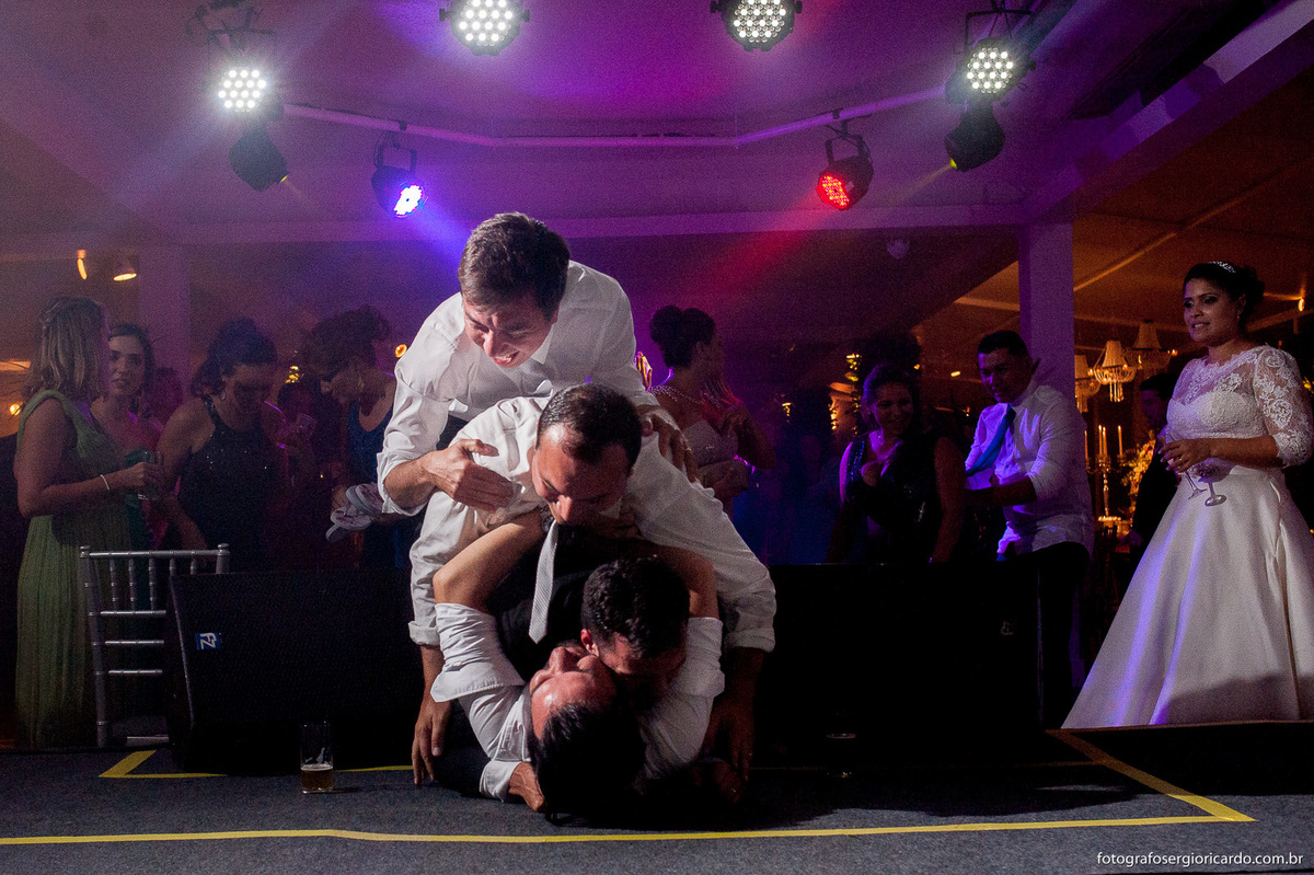 padrinhos do noivo se divertindo na festa de casamento maison paineiras