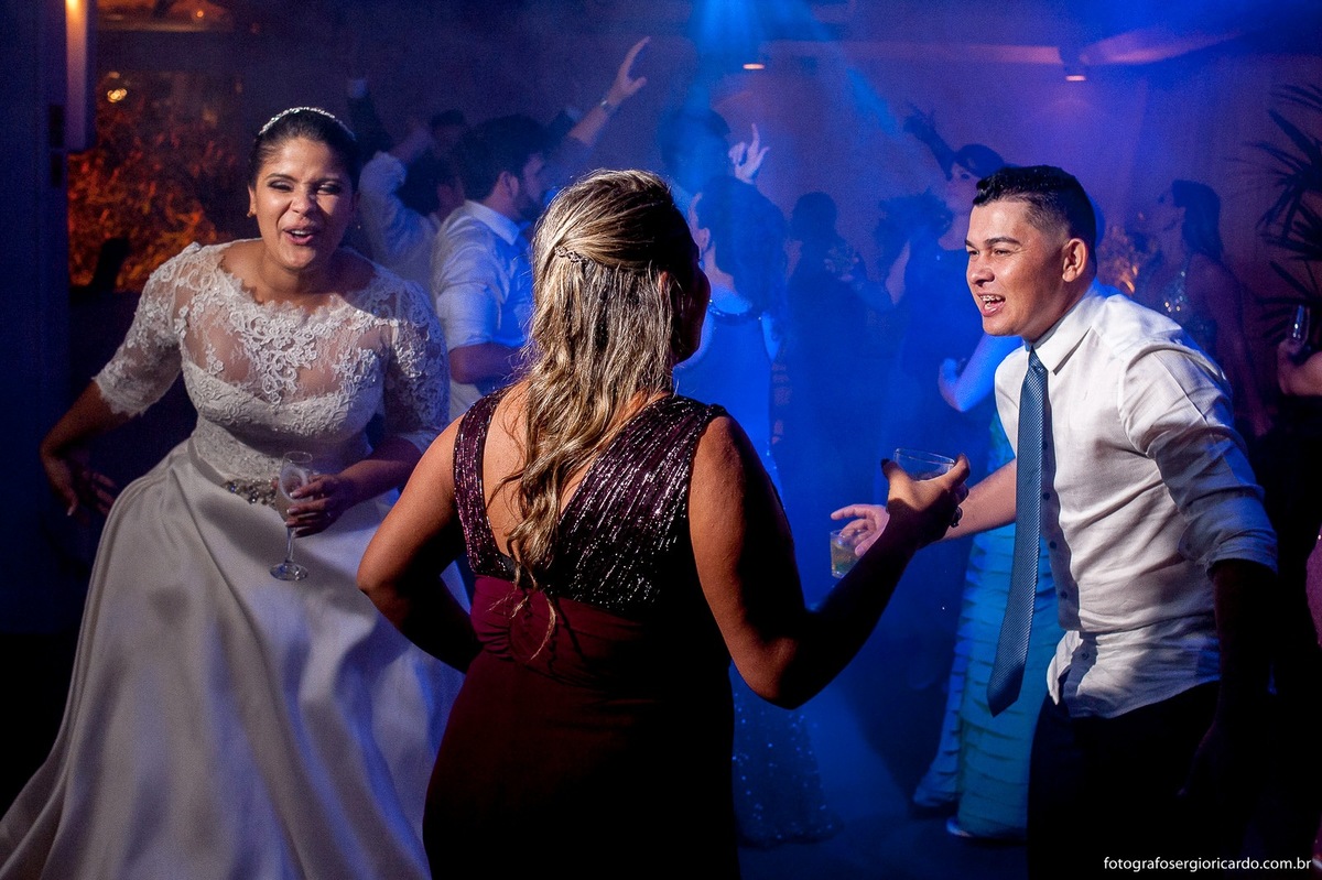 noiva dançando na pista de dança em festa de casamento