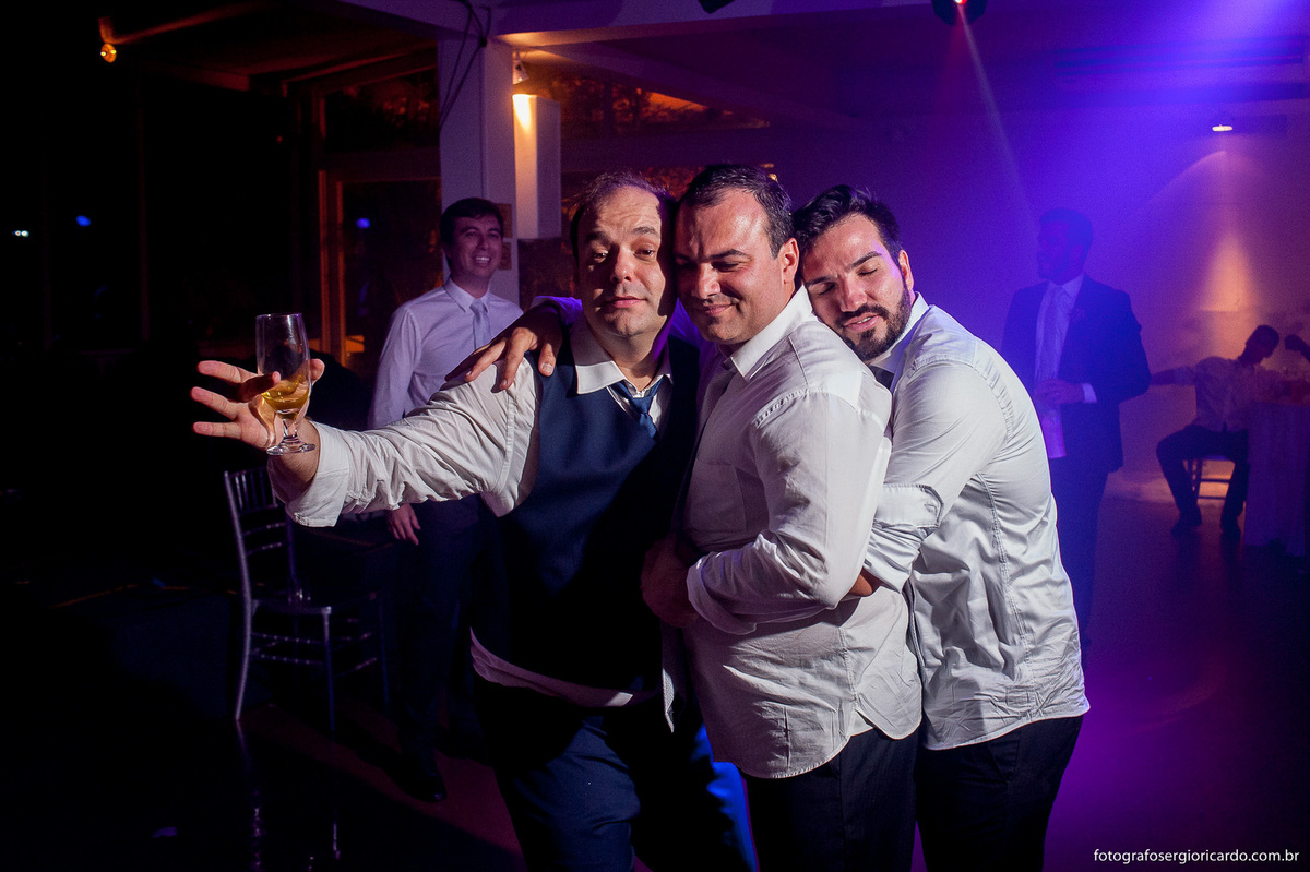 fotografia noivo e padrinhos na festa de casamento