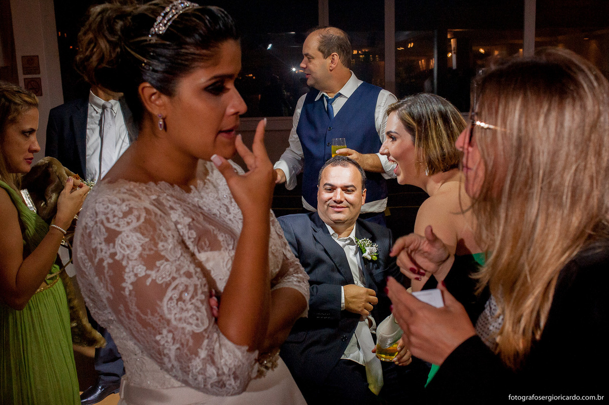 noivos e convidados na festa de casamento maison paineiras