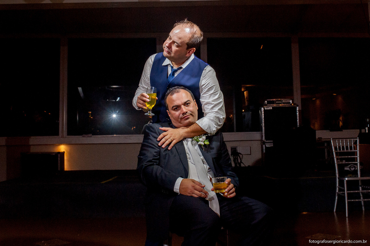noivo e padrinho abraçados na festa de casamento maison paineiras