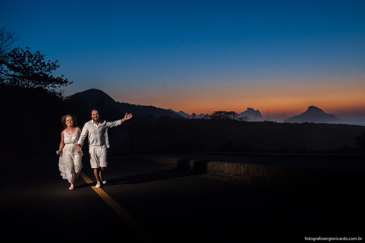 Noivos caminhando na estrada ao amanhecer na praia do Secreto.