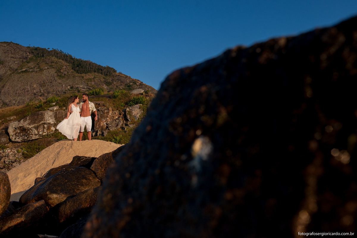 Noivos namorando na praia do Secreto ao amanhecer.