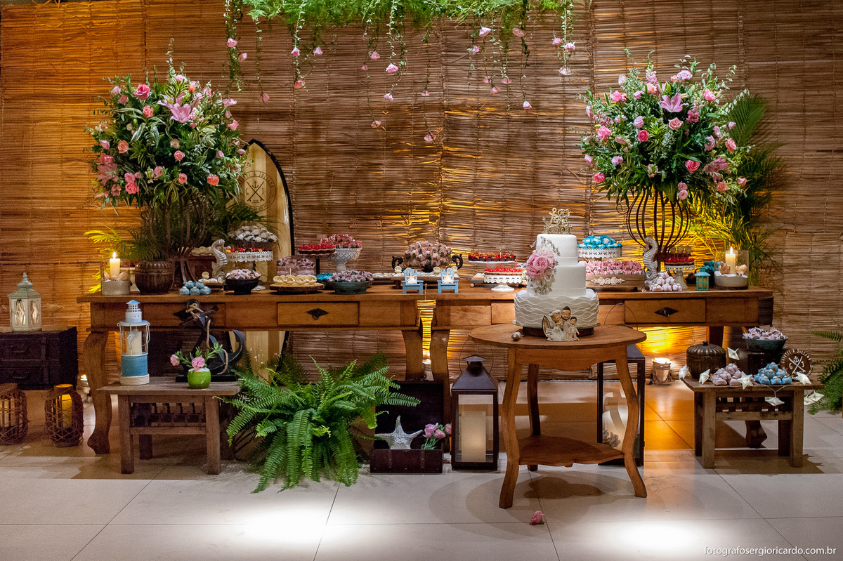 decoração de casamento com flores prancha de surfe e bolo no club la plage