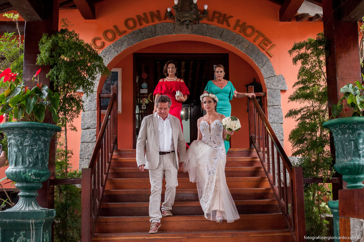 foto noiva descendo escadas do hotel colonna park em búzios