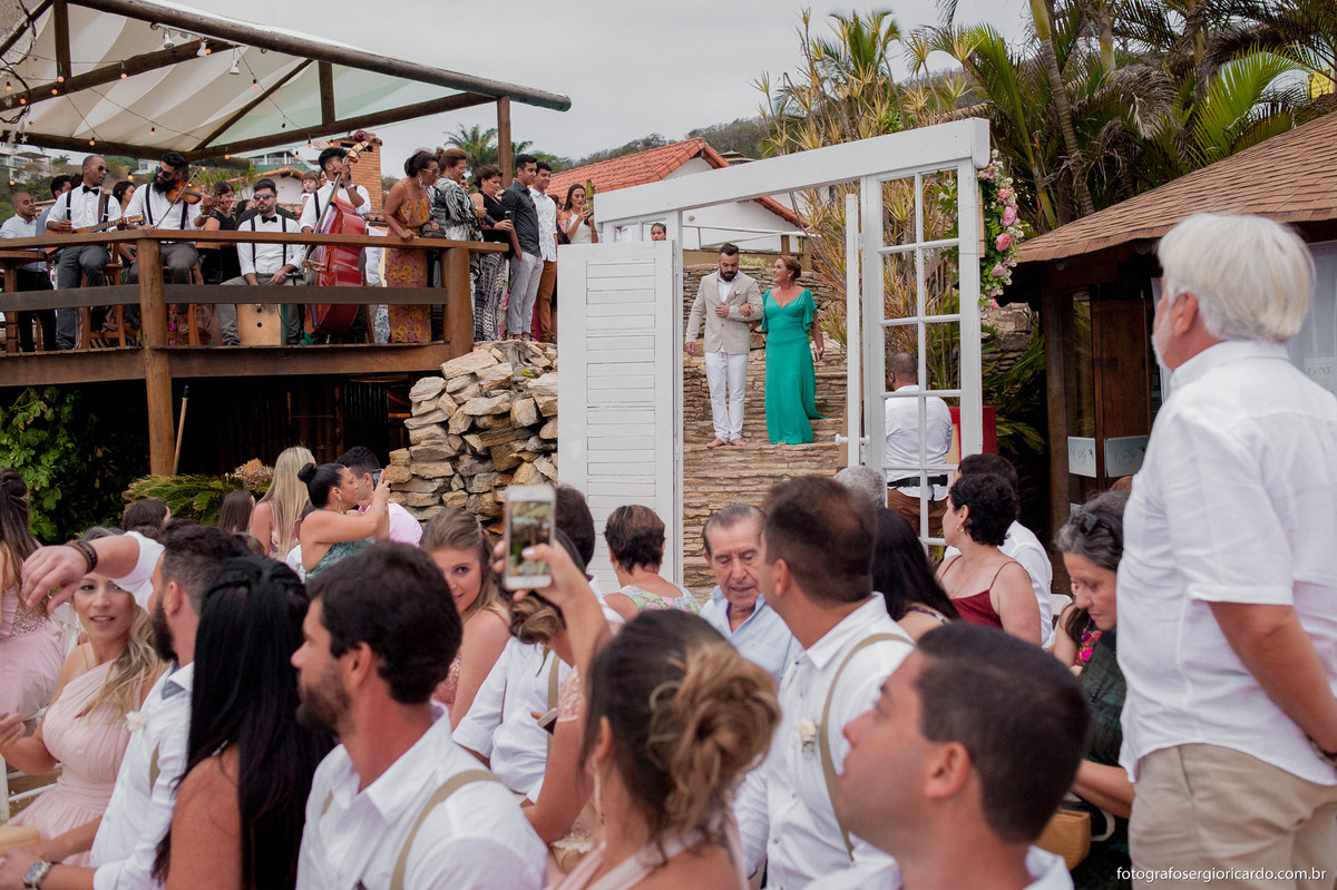 fotografia cortejo do noivo com a mãe no casamento na praia de joão fernandes em búzios