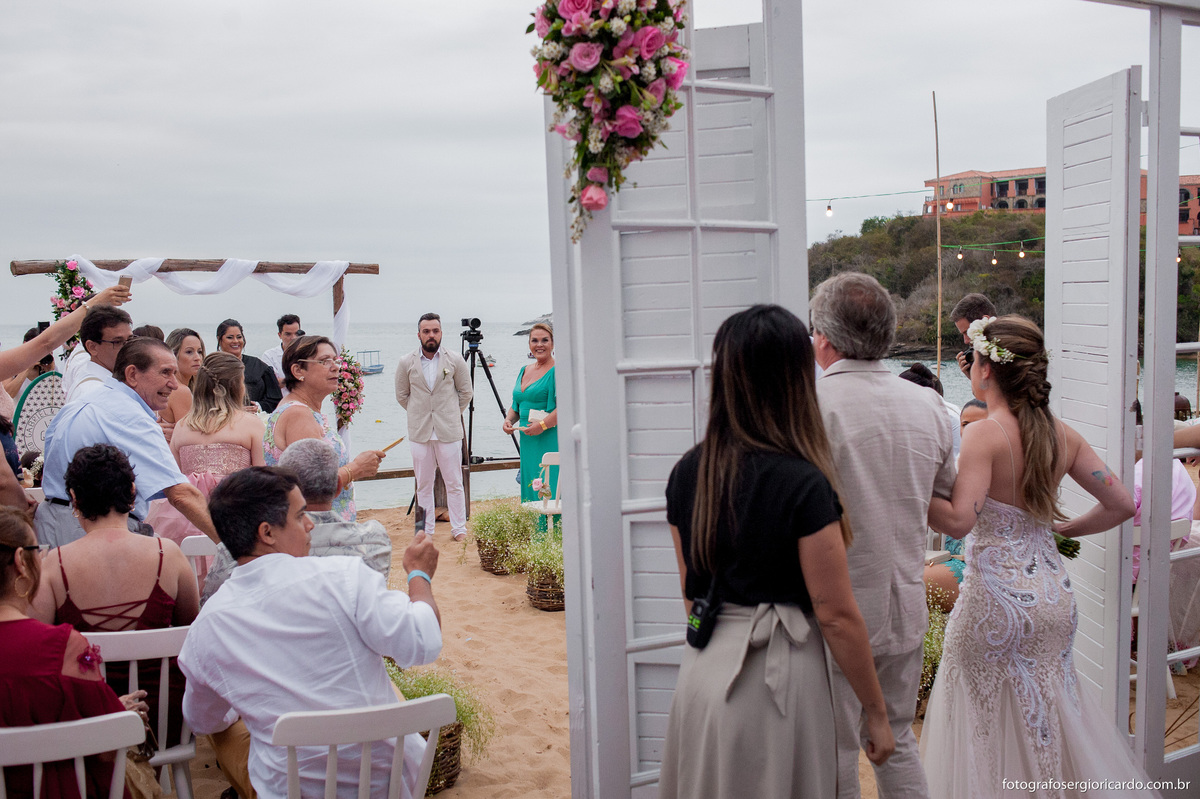 foto noivo vendo a entrada da noiva com seu pai no club la plage búzios