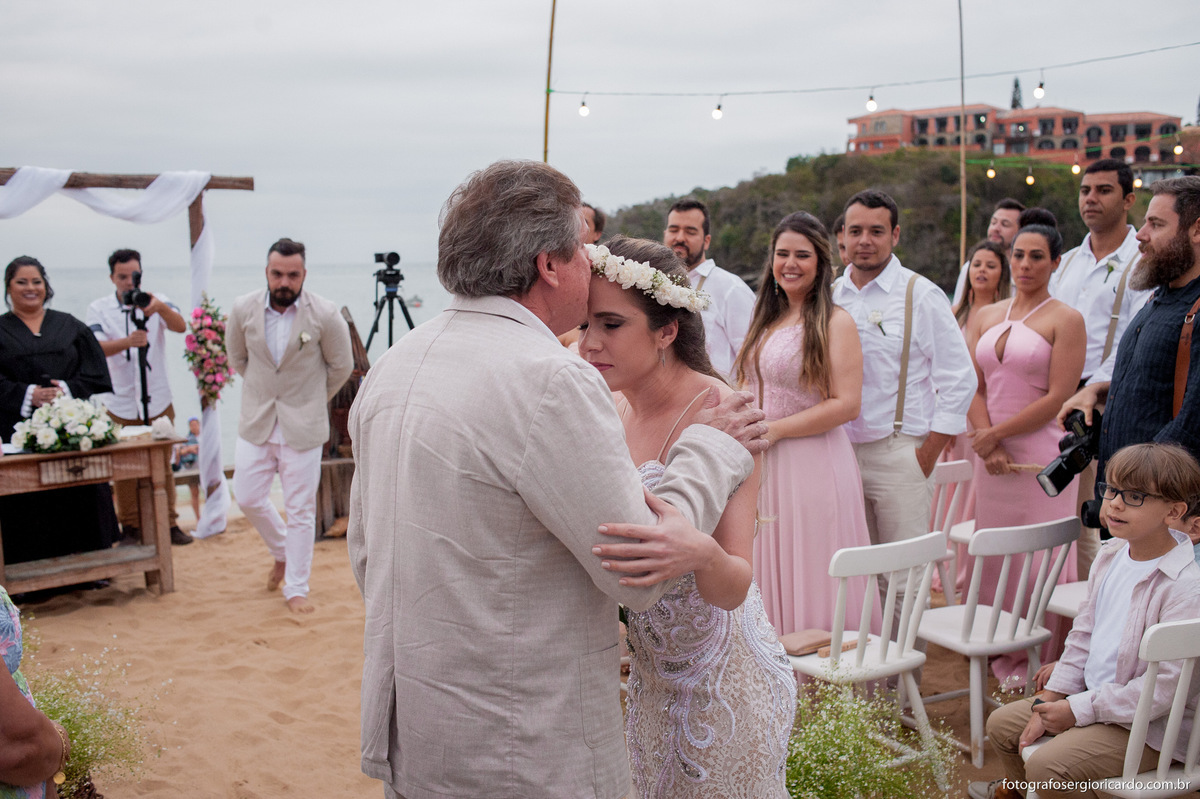 fotografia pai beija a noiva no club la plage casamento búzios 