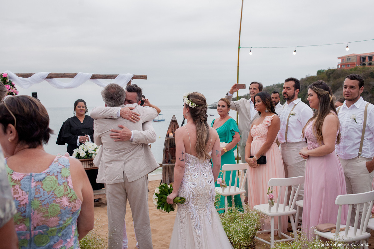 foto noivo abraça pai da noiva casamento pé na areia em búzios