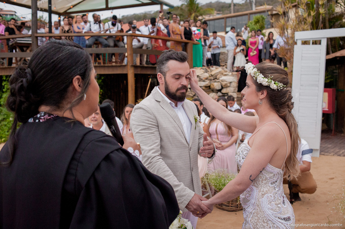 foto noivos emocionados na cerimônia de casamento pé na areia em búzios
