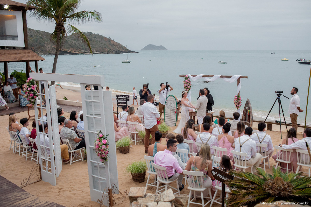 foto cerimônia de casamento na praia de joão fernandes em búzios
