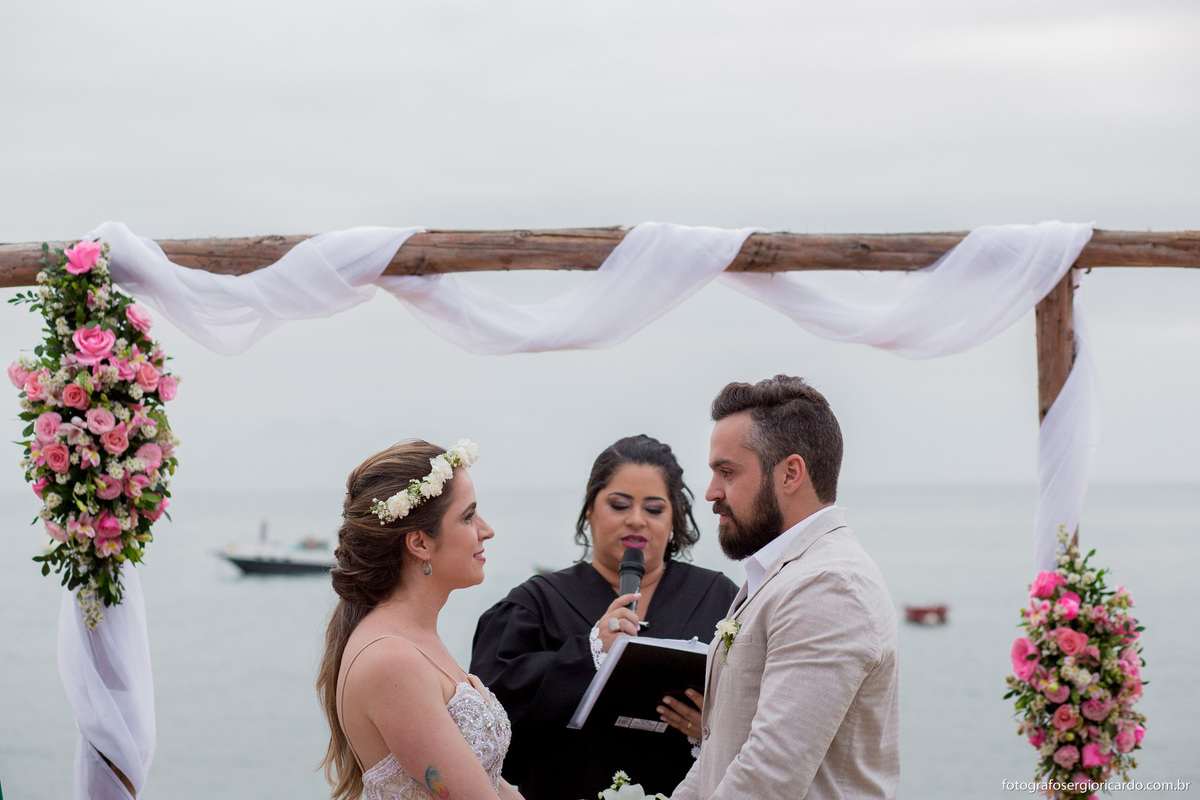 foto cerimônia de casamento com juíza de paz em búzios