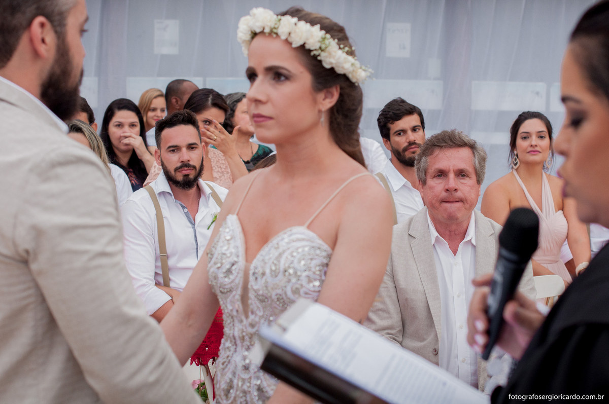 imagem convidados emocionados em cerimônia de casamento em búzios