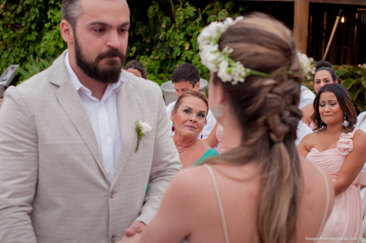 foto mãe da noiva e convidados emocionados em cerimônia de casamento em búzios no club la plage