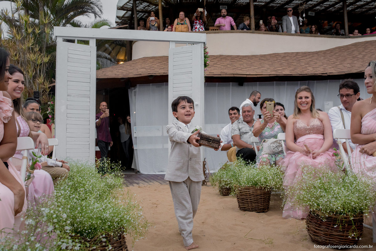 fotografia do pagem levando as alianças no club la plage 
