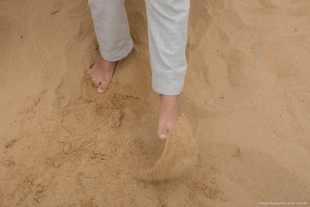 foto de casamento pé na areia na praia de joão fernandes no club la plage