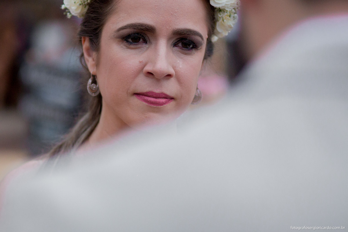 noiva emocionada com lágrimas em casamento de dia na praia de joão fernandes em búzios