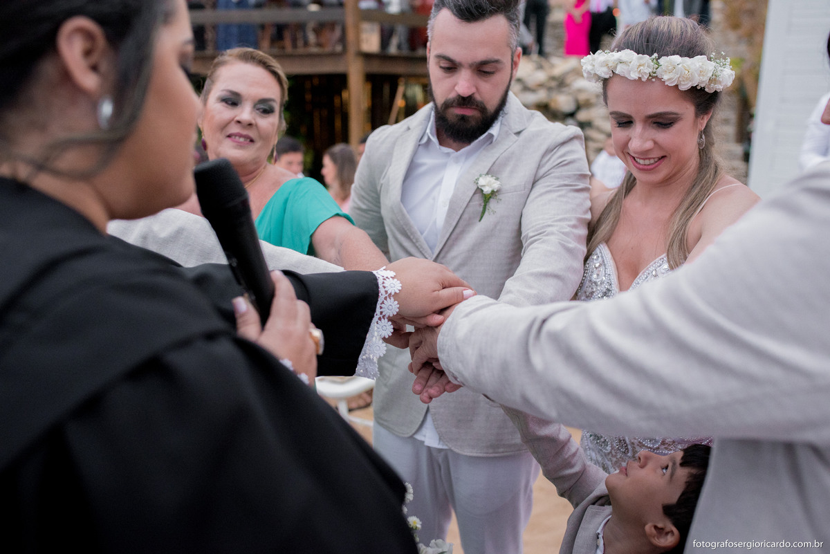 fotografia de cerimônia de casamento com juíza de paz na praia de joão fernandes 