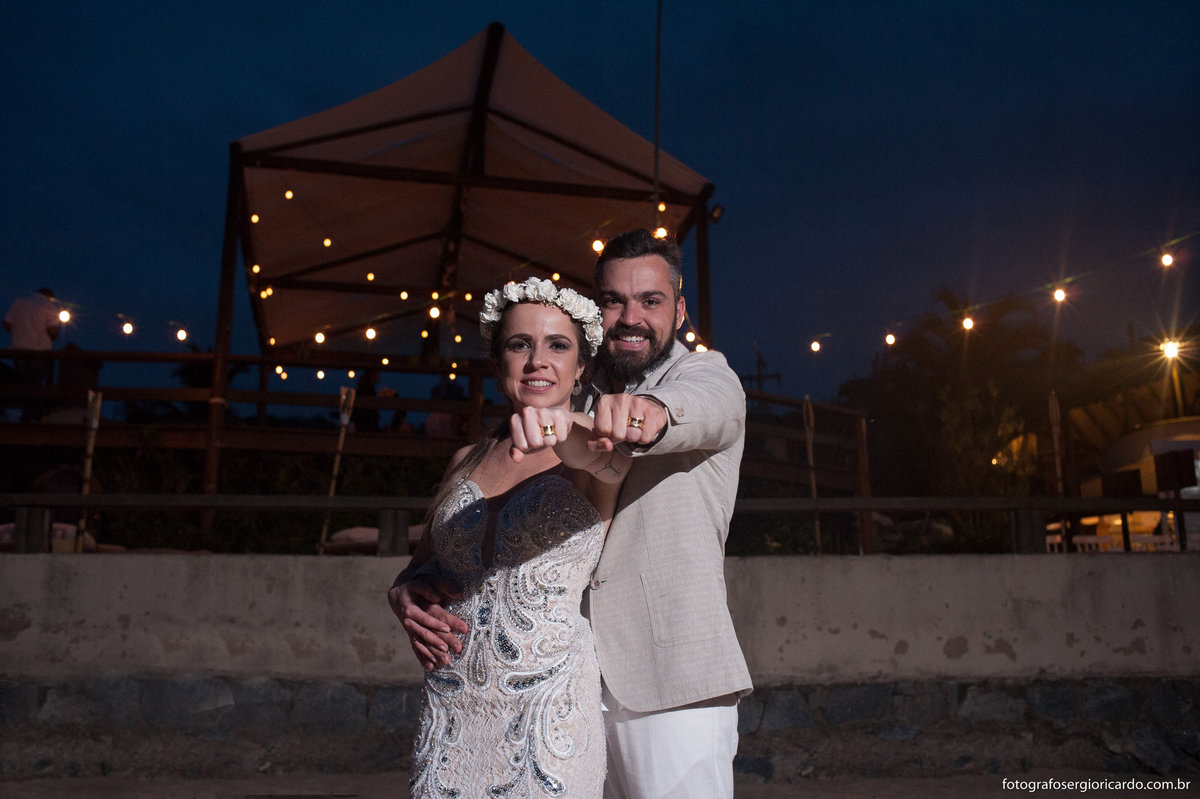fotografia dos noivos juntos na praia depois da cerimônia de casamento