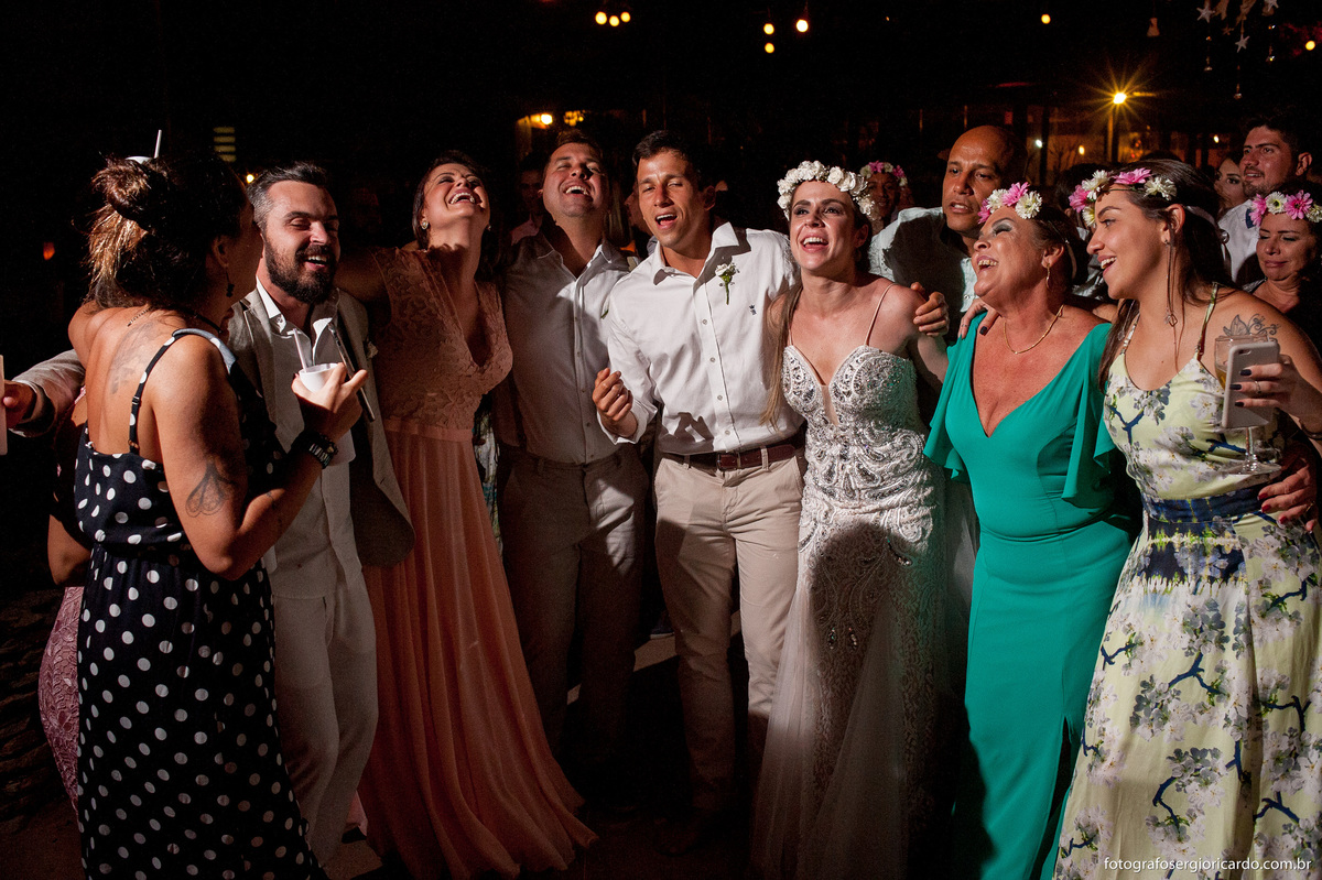 família dos noivos dançando na festa de casamento no club la plage