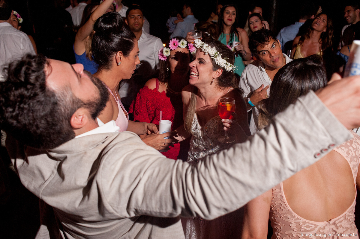 noivos se divertindo na pista de dança do club la plage durante o casamento