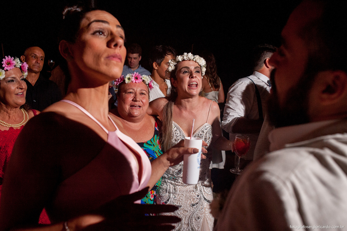 noiva e convidados na pista de dança no club la plage