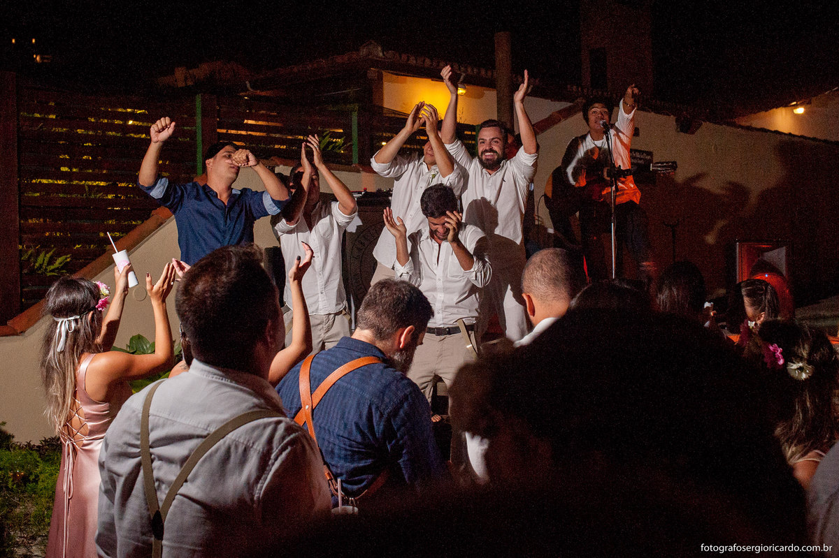 noivo e padrinhos dançando com musica ao vivo no casamento no club la plage