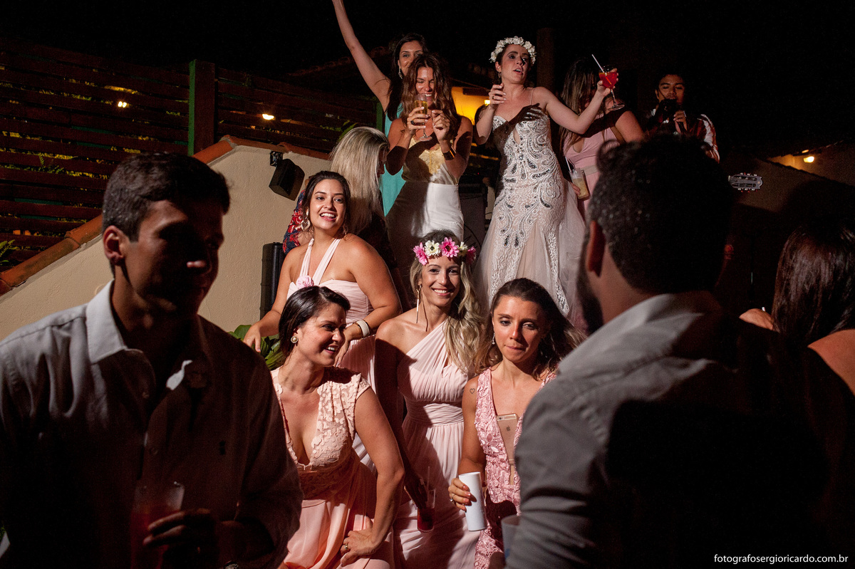 noiva e madrinhas dançando com musica ao vivo no casamento no club la plage