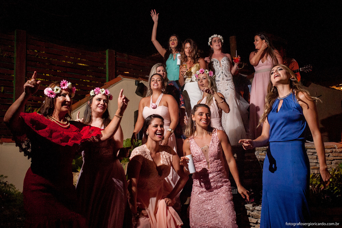 noiva e madrinhas dançando com musica ao vivo no casamento no club la plage