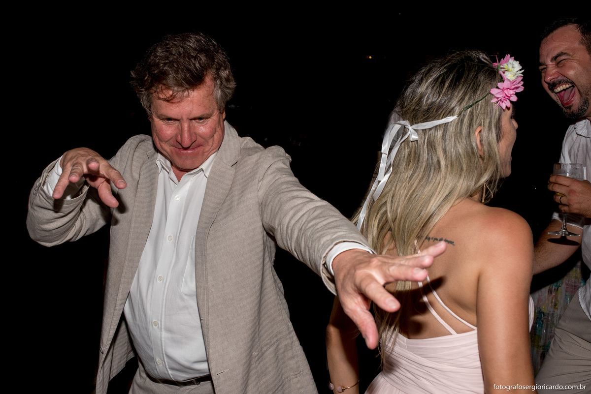 pai da noiva dançando na pista em festa de casamento no club la plage 