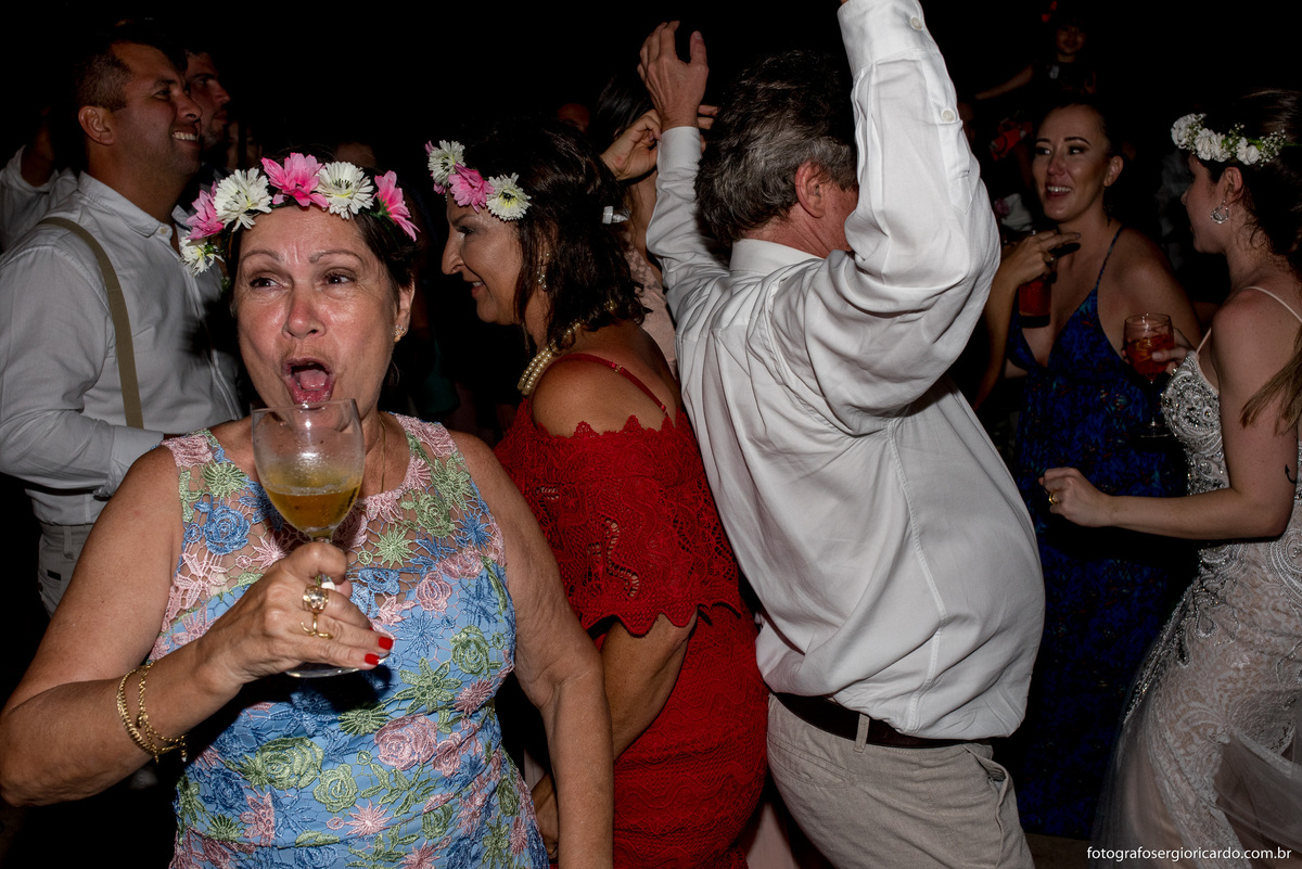 convidada bebendo um drink na festa de casamento