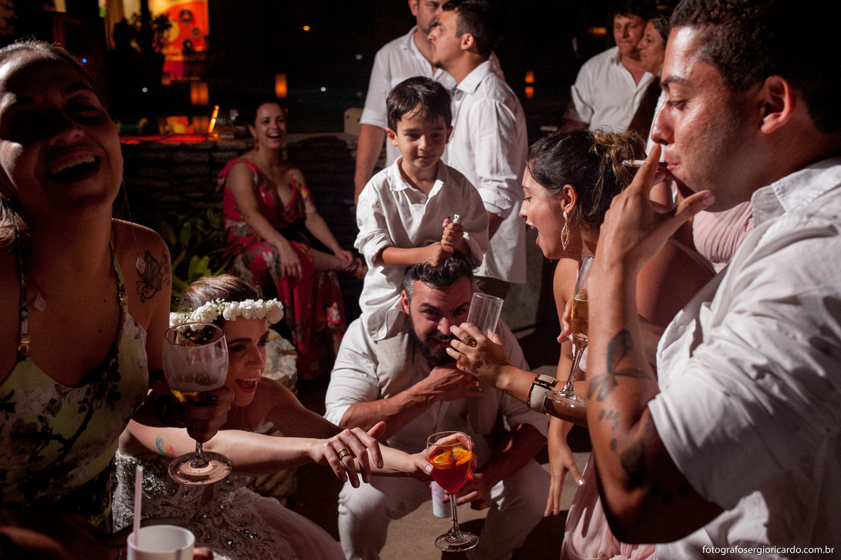 noivos dançando com a família na festa de casamento