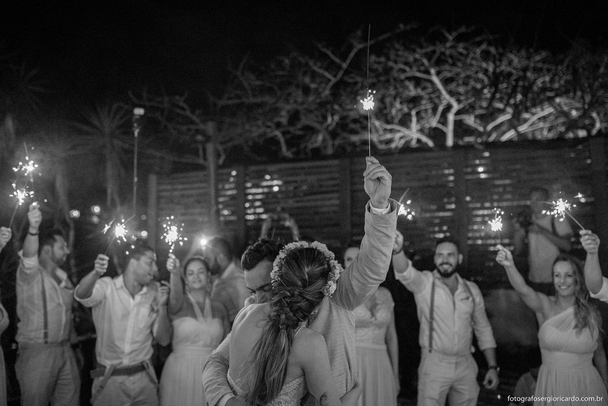 foto dos noivos e convidados com sparkles na festa de casamento no club la plage