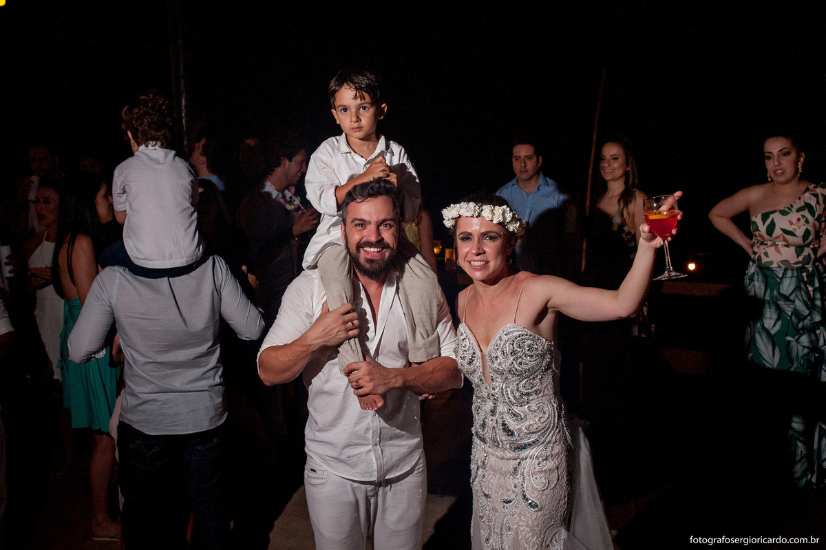 noivos com o filho nas costas na festa de casamento no club la plage