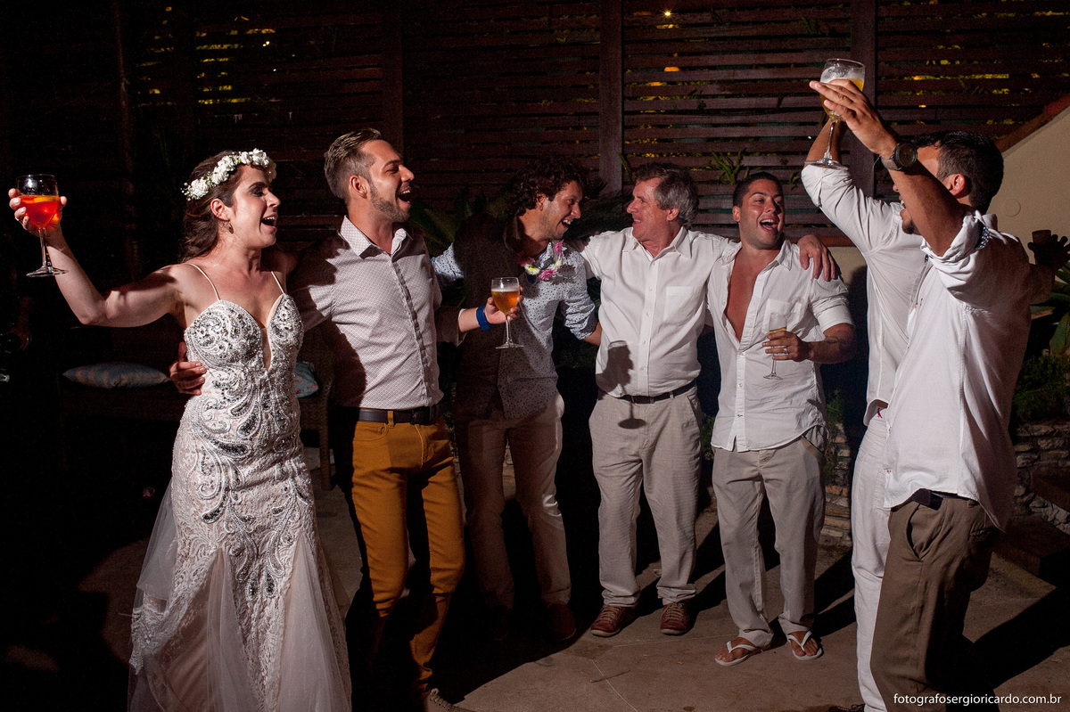 noiva e convidados dançando e bebendo na festa de casamento