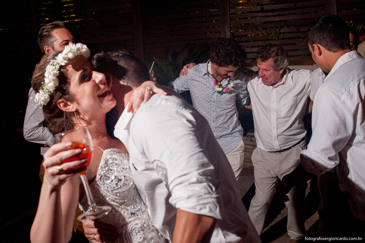 abraço dos noivos e convidados dançando na festa de casamento no club la plage