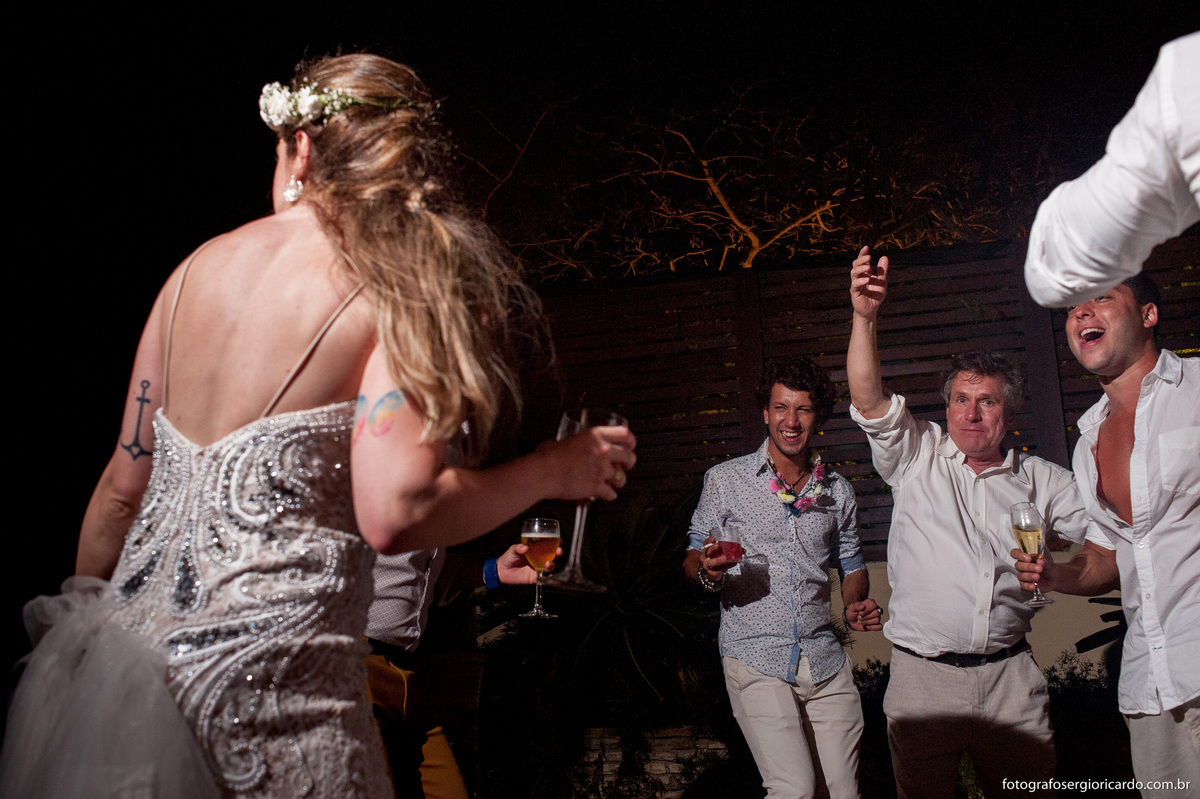 noiva e convidados dançando na festa de casamento no club la plage